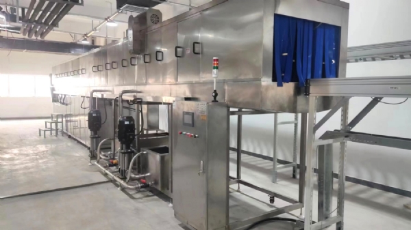 宏濟堂制藥不銹鋼桶清洗機，雙通道料箱清洗機現場安裝實拍